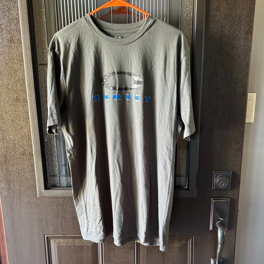 Oakley Black and Blue Men's Short Sleeve Tee